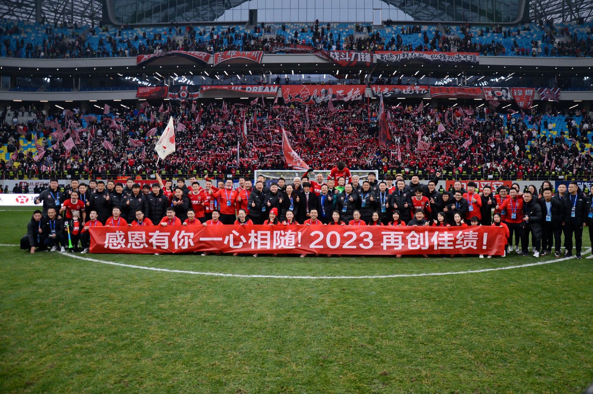 故事产生在19世纪中叶的日本德川幕府期间，位于镰仓的东庆寺获得幕府的撑持，可以向饱刻苦难婚姻熬煎的女性施以援手，帮忙他们成功和夫家隔离关系。这一日，犯警商人堀切屋三郎卫门（堤真一 饰）的小妾阿吟（满岛光 饰）和被忘八丈夫（武田真治 饰）残暴抽剥的铁匠阿茹（户田惠梨喷鼻 饰）结伴来到东庆寺，而且熟悉了寺脚下御用宿柏屋主人源兵卫（树木希林 饰）的外甥信次郎（年夜泉洋 饰）。信次郎是一位见习大夫，他操纵医术测验考试着医治阿茹的烧伤，同时但愿记实下女性们的遭受写出传世脚本。有着分歧布景的女性们接踵前来，她们配合站在了人生的岔道口上……本片以井上厦的小说《東慶寺花だより》为参考改编而成。